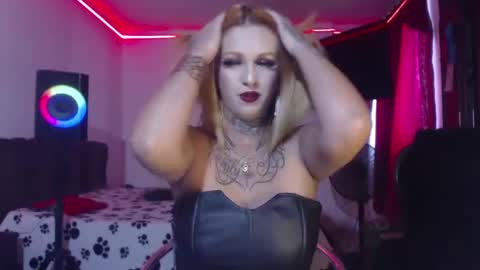 aliceesmiths online show from January 31, 6:03 pm