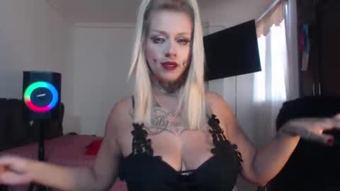 aliceesmiths online show from November 19, 12:27 pm