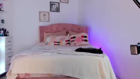 Snapshot of alicekiing_ chatting on August 9, 5:12 am ALICEKIING online show from August 9, 5:12 am