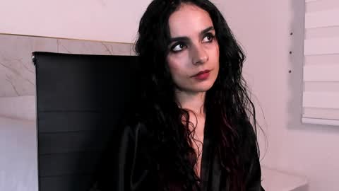 alicenoir_ online show from December 16, 1:53 am