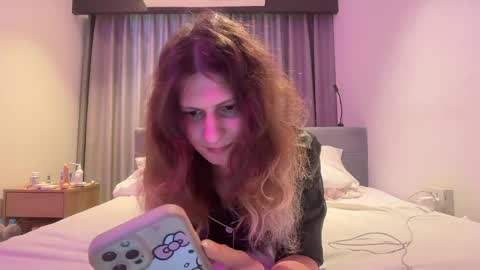 Snapshot of alicepinkhead chatting on May 4, 8:43 am AlicePinkhead online show from May 4, 8:43 am