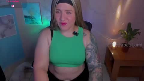 Snapshot of aliciaballard chatting on July 6, 8:22 pm Jennyfer online show from July 6, 8:22 pm