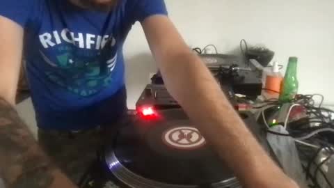 Snapshot of alien8720 chatting on August 1, 5:34 pm busco rockera online show from August 1, 5:34 pm