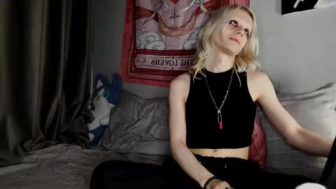 Snapshot of alien_bella chatting on May 13, 11:00 pm Alien Bella online show from May 13, 11:00 pm