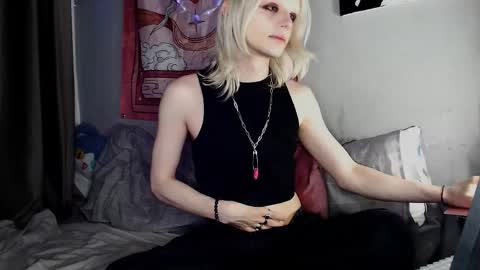 Snapshot of alien_bella chatting on May 14, 11:55 pm Alien Bella online show from May 14, 11:55 pm