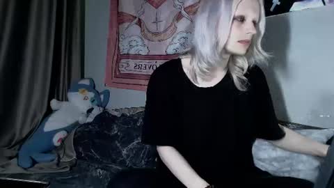 Snapshot of alien_bella chatting on June 21, 11:51 pm Alien Bella online show from June 21, 11:51 pm