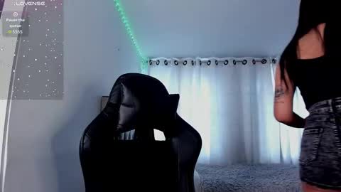 aliice_walker_ online show from November 18, 4:44 pm