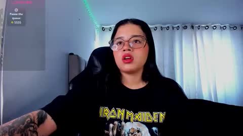 aliice_walker_ online show from December 22, 3:31 pm