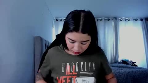 aliice_walker_ online show from February 16, 3:41 pm