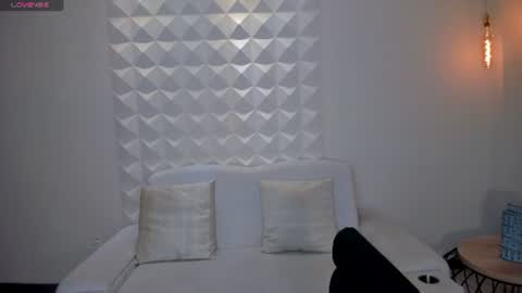 alinakravitz_ online show from June 10, 8:08 pm