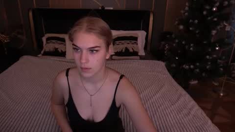 Snapshot of alinalemon chatting on January 15, 8:19 am Alina online show from January 15, 8:19 am