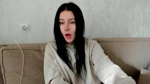 Snapshot of alinegreeeen chatting on February 14, 6:23 am Aline Greeeen online show from February 14, 6:23 am