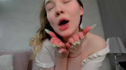 Snapshot of alisa_lesly chatting on February 7, 7:40 am Alisa GMT2 Wen - Sun 10 AM - 4 PM except Monday and Tuesday online show from February 7, 7:40 am