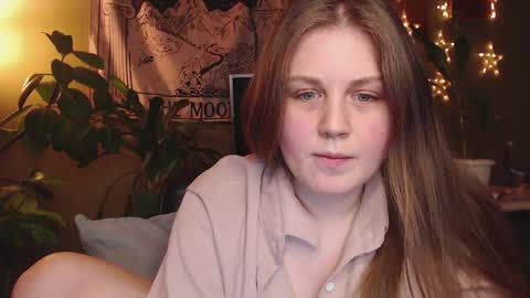 Snapshot of alisaxxxshy chatting on April 6, 9:49 pm alisaxxxshy online show from April 6, 9:49 pm
