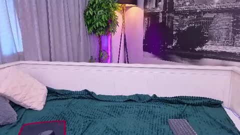 Snapshot of alisha_g chatting on June 17, 2:51 pm July online show from June 17, 2:51 pm