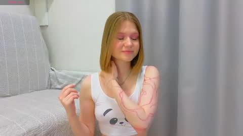 Snapshot of alisia_spinnet chatting on June 19, 2:32 pm Alisia online show from June 19, 2:32 pm