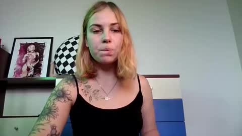 Snapshot of alismoona chatting on October 27, 10:41 am Alisa online show from October 27, 10:41 am