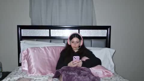 Snapshot of alisonfieldsxo chatting on May 27, 1:57 am Alison Fields online show from May 27, 1:57 am