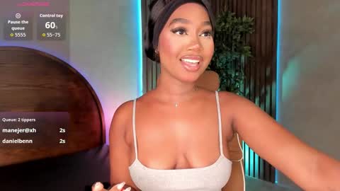 Snapshot of alisoon_moon chatting on October 26, 1:11 am Alison Moon online show from October 26, 1:11 am