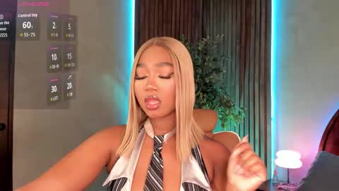 Snapshot of alisoon_moon chatting on November 20, 11:15 pm Alison Moon online show from November 20, 11:15 pm