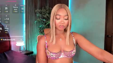 Snapshot of alisoon_moon chatting on November 22, 1:59 am Alison Moon online show from November 22, 1:59 am