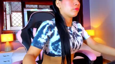 Snapshot of alissa__petite chatting on October 17, 11:46 am Aissa online show from October 17, 11:46 am
