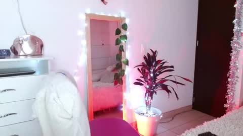 Snapshot of alissesallie_ chatting on December 10, 2:05 am alissesallie_ online show from December 10, 2:05 am