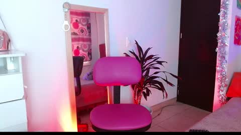 Snapshot of alissesallie_ chatting on January 13, 8:26 pm alissesallie_ online show from January 13, 8:26 pm