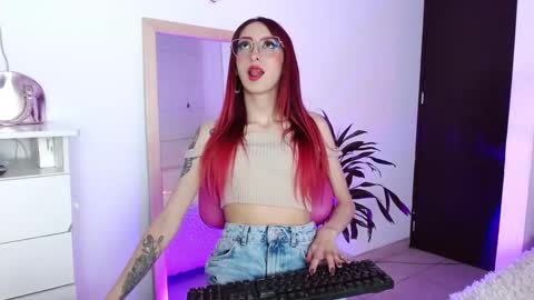 Snapshot of alissesallie_ chatting on January 24, 11:56 pm alissesallie_ online show from January 24, 11:56 pm