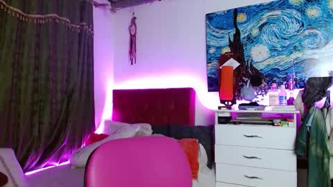 Snapshot of alissesallie_ chatting on October 24, 2:08 am alissesallie_ online show from October 24, 2:08 am