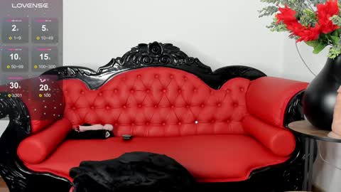 Alisson Domit  online show from December 4, 5:33 pm