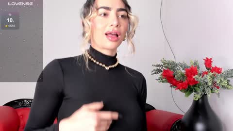 Alisson Domit  online show from December 6, 1:00 pm