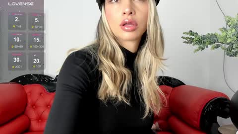 Alisson Domit  online show from December 31, 1:52 pm