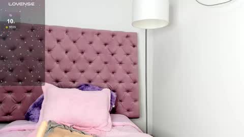 Alisson Domit  online show from February 11, 1:51 pm