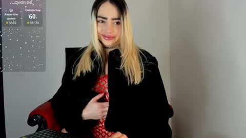 Alisson Domit  online show from October 25, 2:24 pm