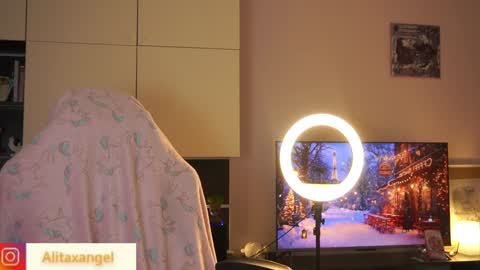 A L I T A online show from December 5, 7:28 pm