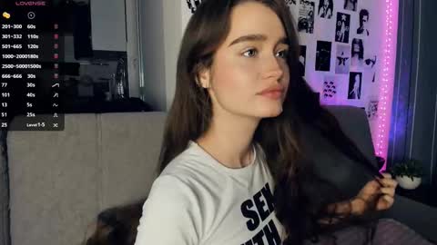 Snapshot of alivialovely chatting on November 27, 9:22 am Alivia online show from November 27, 9:22 am