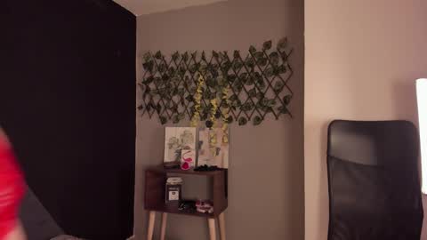 Snapshot of alixon_fiore5 chatting on December 13, 2:10 am alixon online show from December 13, 2:10 am