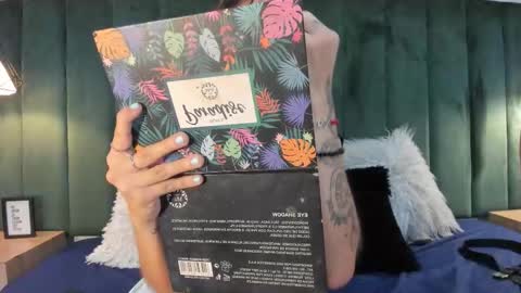 Snapshot of alixxxe_ chatting on October 10, 1:32 pm A L I X X X E  online show from October 10, 1:32 pm