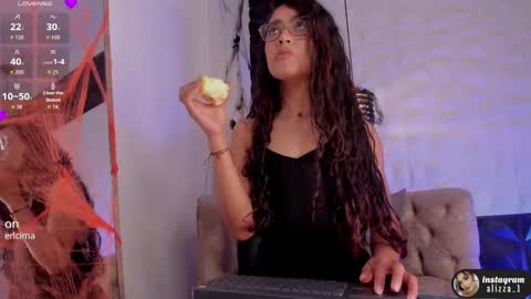 Snapshot of alizza_ chatting on October 6, 11:40 am alizza_ online show from October 6, 11:40 am