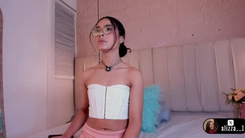 alizza_ online show from April 4, 11:40 am