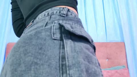 Snapshot of alliciakim chatting on December 4, 7:33 pm Allicia online show from December 4, 7:33 pm