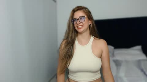 Snapshot of allieemod chatting on February 6, 5:46 am allieemod online show from February 6, 5:46 am