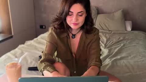 Snapshot of alliesynns chatting on July 3, 7:15 am Allie online show from July 3, 7:15 am