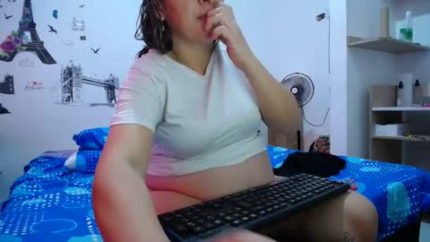 Snapshot of allisonbaby_ chatting on May 4, 7:32 pm allison online show from May 4, 7:32 pm