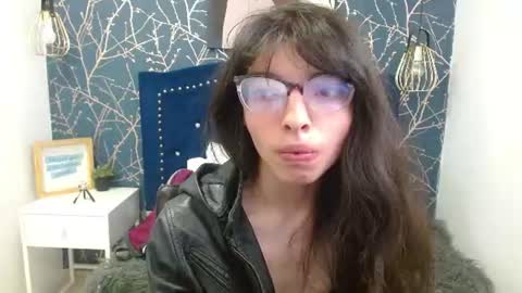 Snapshot of alllyson_ chatting on June 9, 8:09 pm alison online show from June 9, 8:09 pm