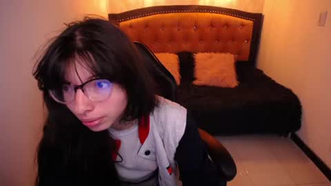 Snapshot of alllyson_ chatting on June 19, 8:12 pm alison online show from June 19, 8:12 pm