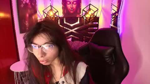 Snapshot of alllyson_ chatting on June 22, 7:33 pm alison online show from June 22, 7:33 pm