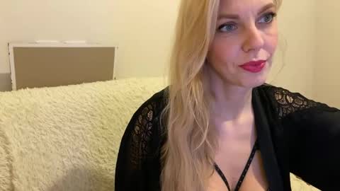 Snapshot of allmaybe chatting on June 3, 5:07 pm Nika online show from June 3, 5:07 pm