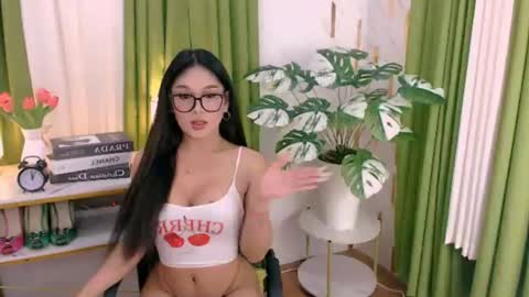 Snapshot of alluring_brianna08 chatting on June 22, 6:16 pm Brianna online show from June 22, 6:16 pm